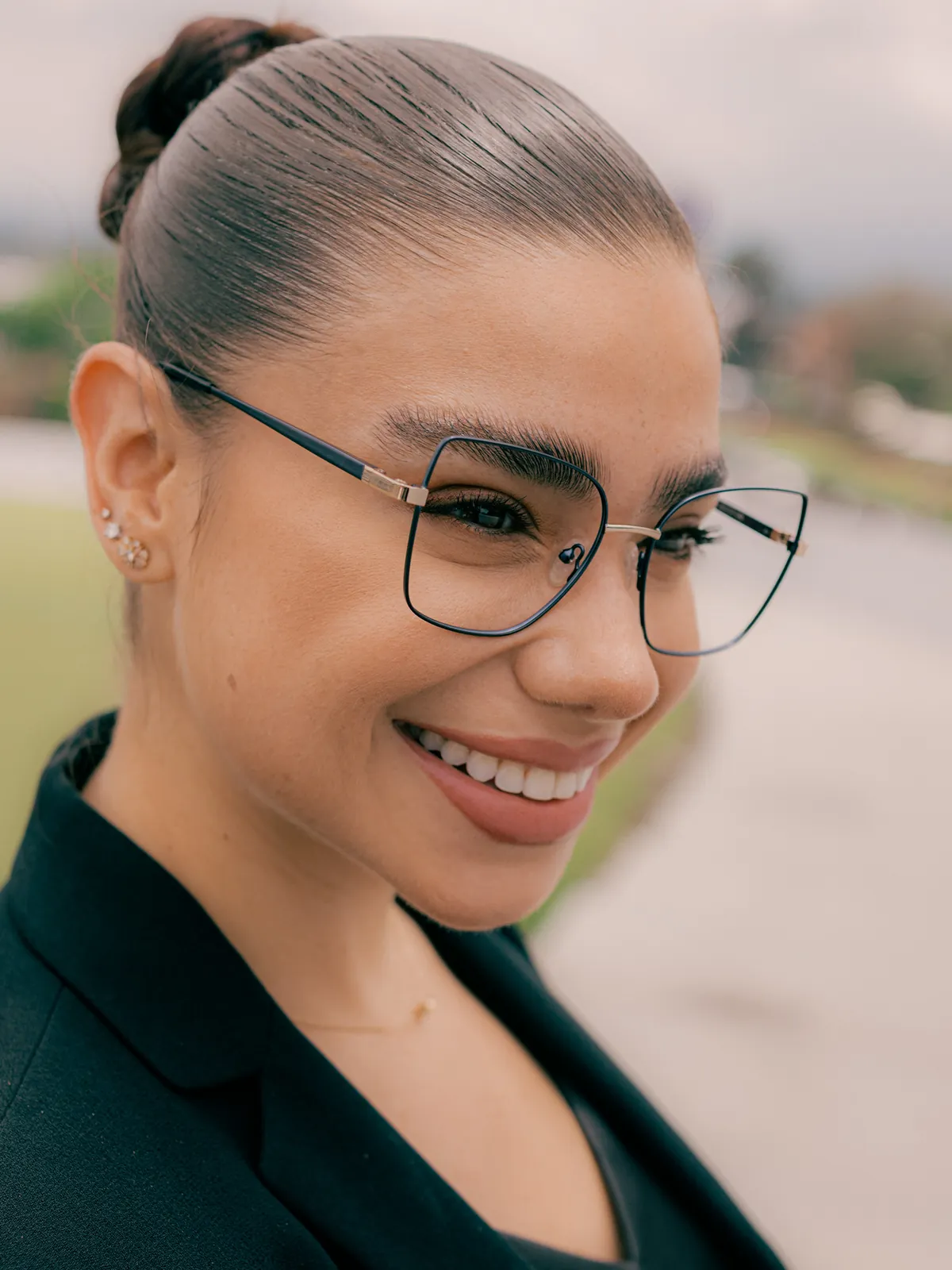 Mujer sonriendo con lentes oftálmicos Zarah Carter